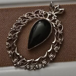 VINTAGE Elegant Black Stone and Silver Pendant